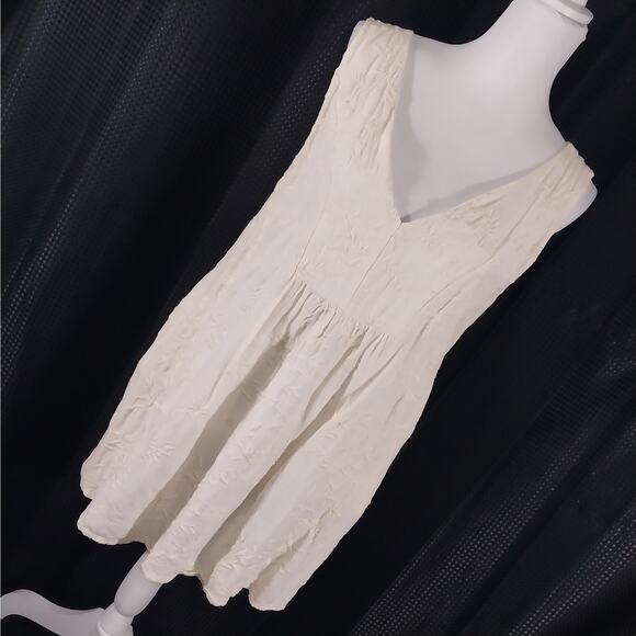 Versona Dresses & Skirts - VERSONA! CREAM LINEN BLEND BOTANICAL EMBROIDERED BACK TIE SUN DRESS! SZ L